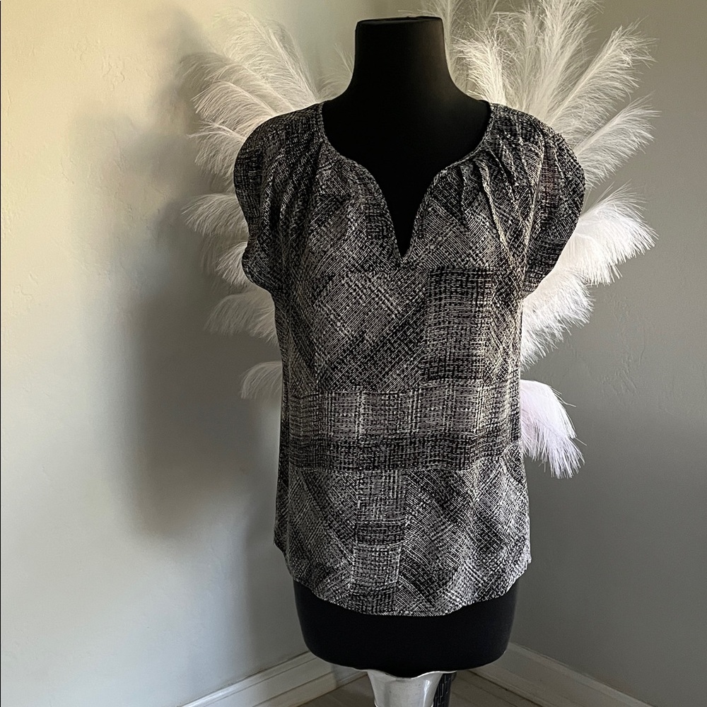 Women's Black & White Patterned Notch-Neck Blouse